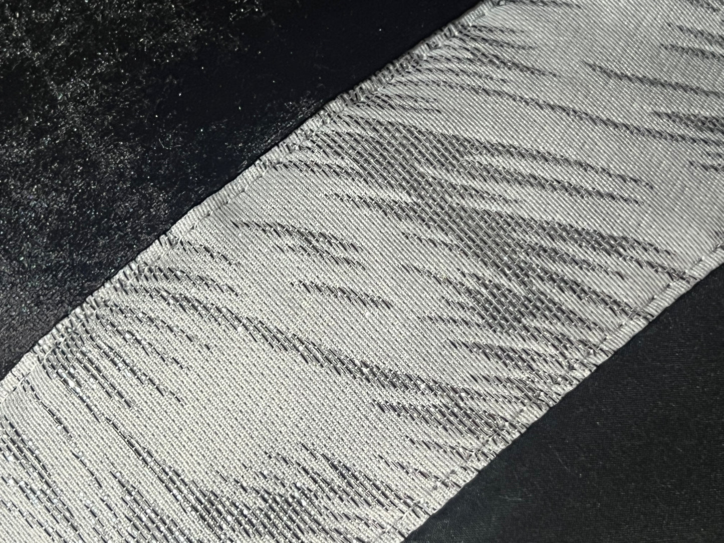 Colcha TROPICAL Elegante – Conjunto Decorativo con Tres Almohadas, 250 x 260 cm - COLOR NEGRO/GRIS