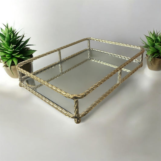 Bandeja Rectangular Dorada con Base de Espejo — Estilo Clásico y Elegante
