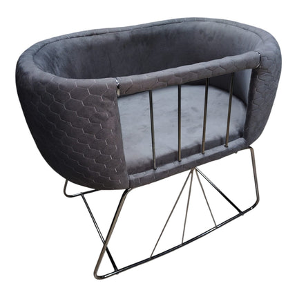 Berço de veludo luxuoso feito à mão – Design elegante e moderno – Cinza com pernas prateadas 💤