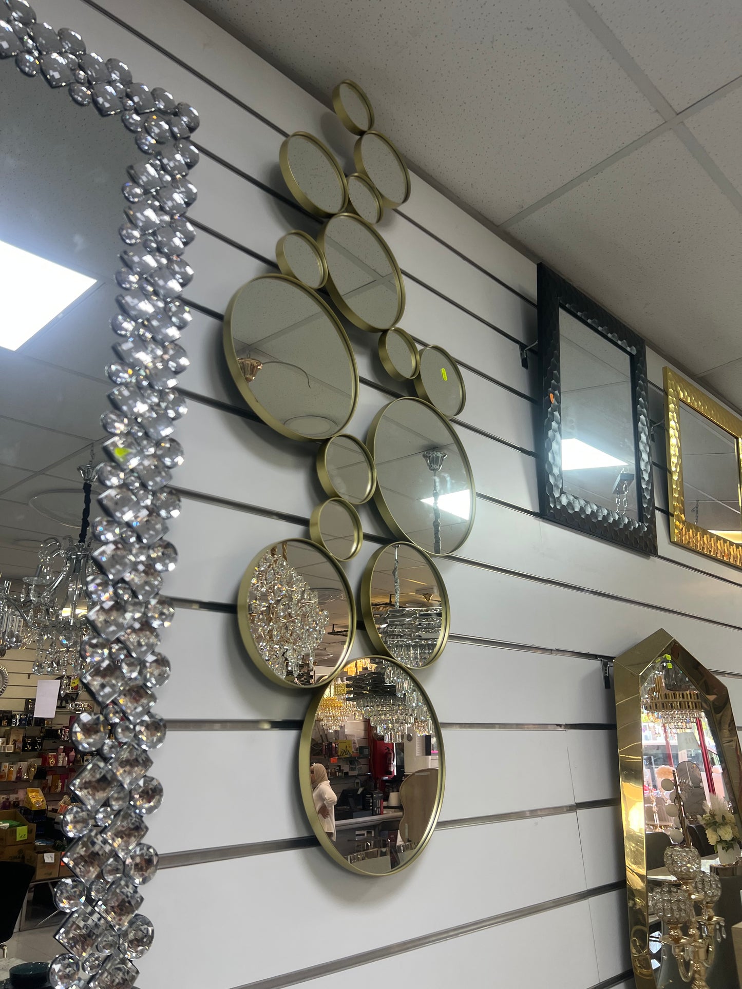 Espejo Decorativo Aura – Diseño Circular Múltiple con Marco Dorado