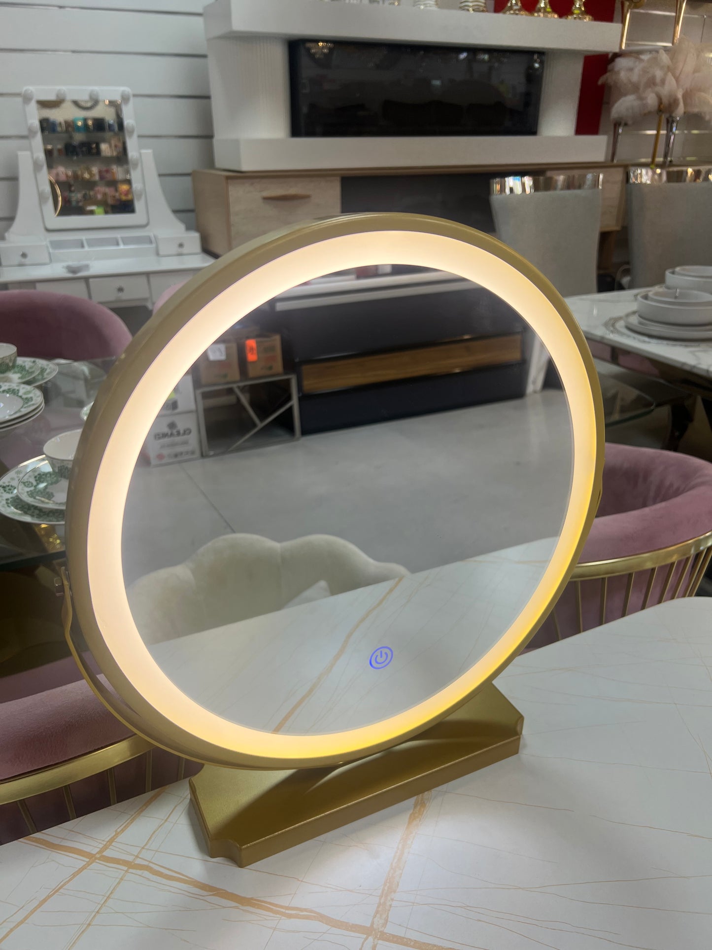 Tocador elegante con silla y espejo led blanco y dorado