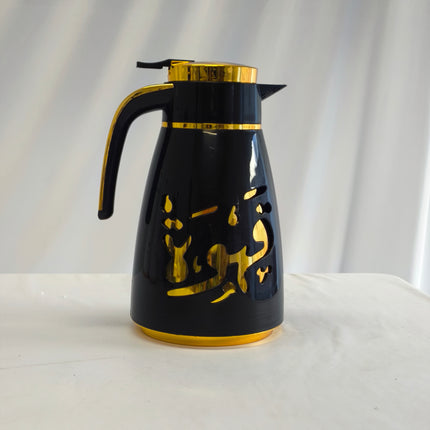 Garrafa térmica árabe premium em preto com detalhes dourados – Conservação térmica para café e chá.