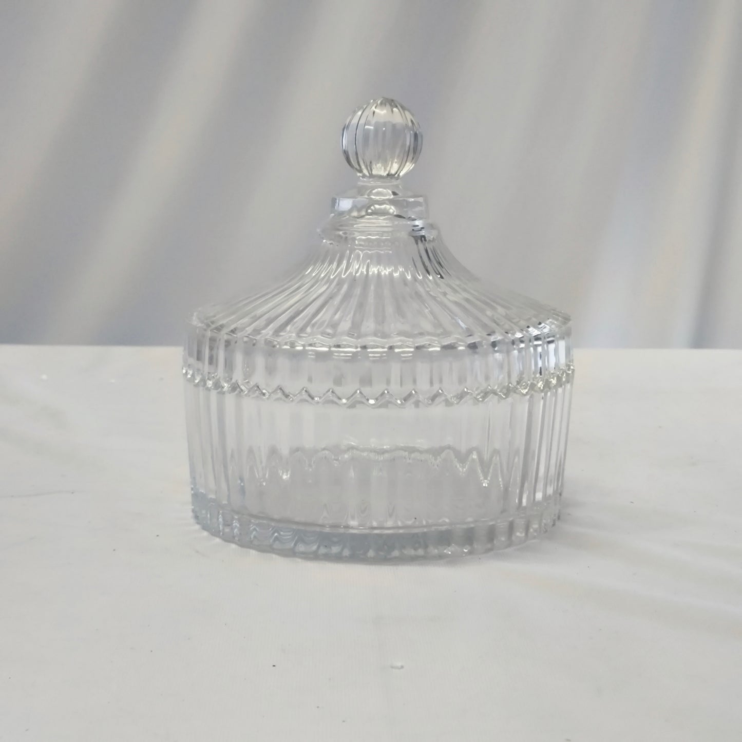 Frasco Decorativo de Cristal con Tapa Tallada – Elegancia para Almacenaje y Decoración