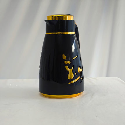 Garrafa térmica árabe premium em preto com detalhes dourados – Conservação térmica para café e chá.