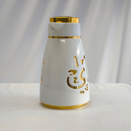 Garrafa térmica árabe de luxo para café e chá – Design branco com detalhes dourados (alta retenção de temperatura)