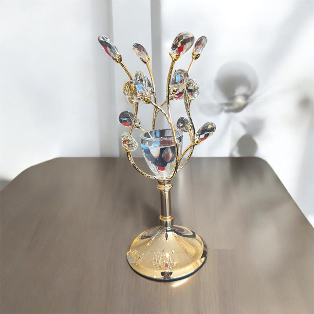 Castiçal em metal dourado e cristal com design de ramos e cristais decorativos.