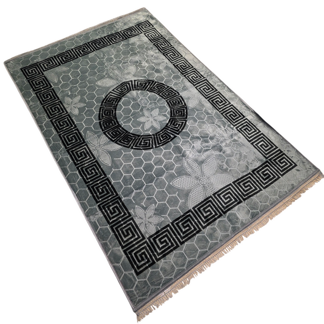 Tapete clássico cinzento com rebordo preto, de inspiração oriental – estilo árabe.