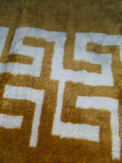 Manta Royal Eskimos 220 x 240 cm – 4 kg | Alta Calidad, Súper Suave y Cálida – 100% Poliéster - VERSACE DORADO