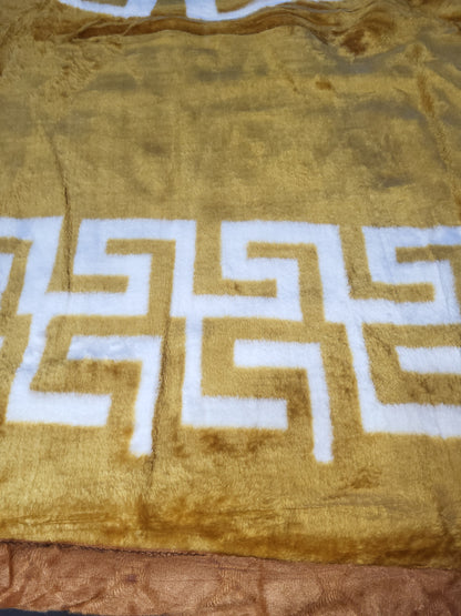 Manta Royal Eskimos 220 x 240 cm – 4 kg | Alta Calidad, Súper Suave y Cálida – 100% Poliéster - VERSACE DORADO