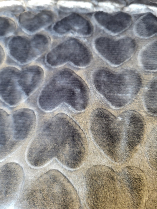 150 x 220 - Manta Rosa Súper Suave con Relieve 3D de Corazones – Tacto Terciopelo, Ribete Reforzado, Ideal Sofá o Cama - COLOR GRIS OSCURO