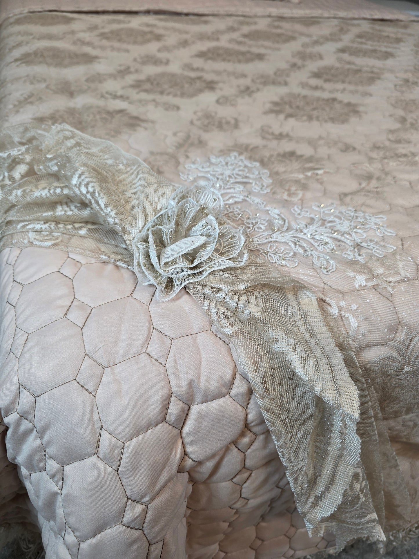 Set de Cama de Lujo "Hayal" – Cubrecama Acolchado con Encaje - COLOR CAPUCHINO