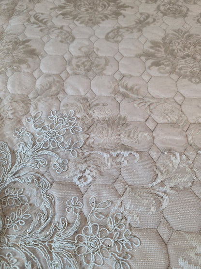 Set de Cama de Lujo "Hayal" – Cubrecama Acolchado con Encaje - COLOR CAPUCHINO