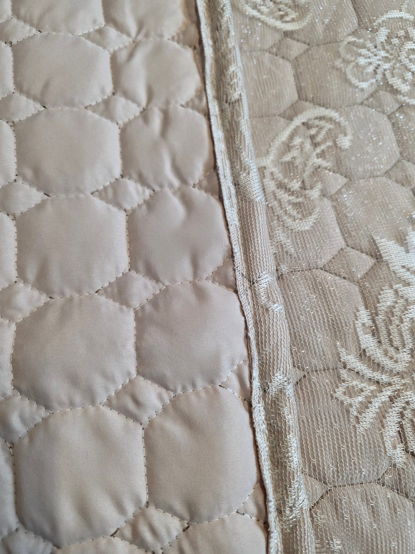 Set de Cama de Lujo "Hayal" – Cubrecama Acolchado con Encaje - COLOR CAPUCHINO