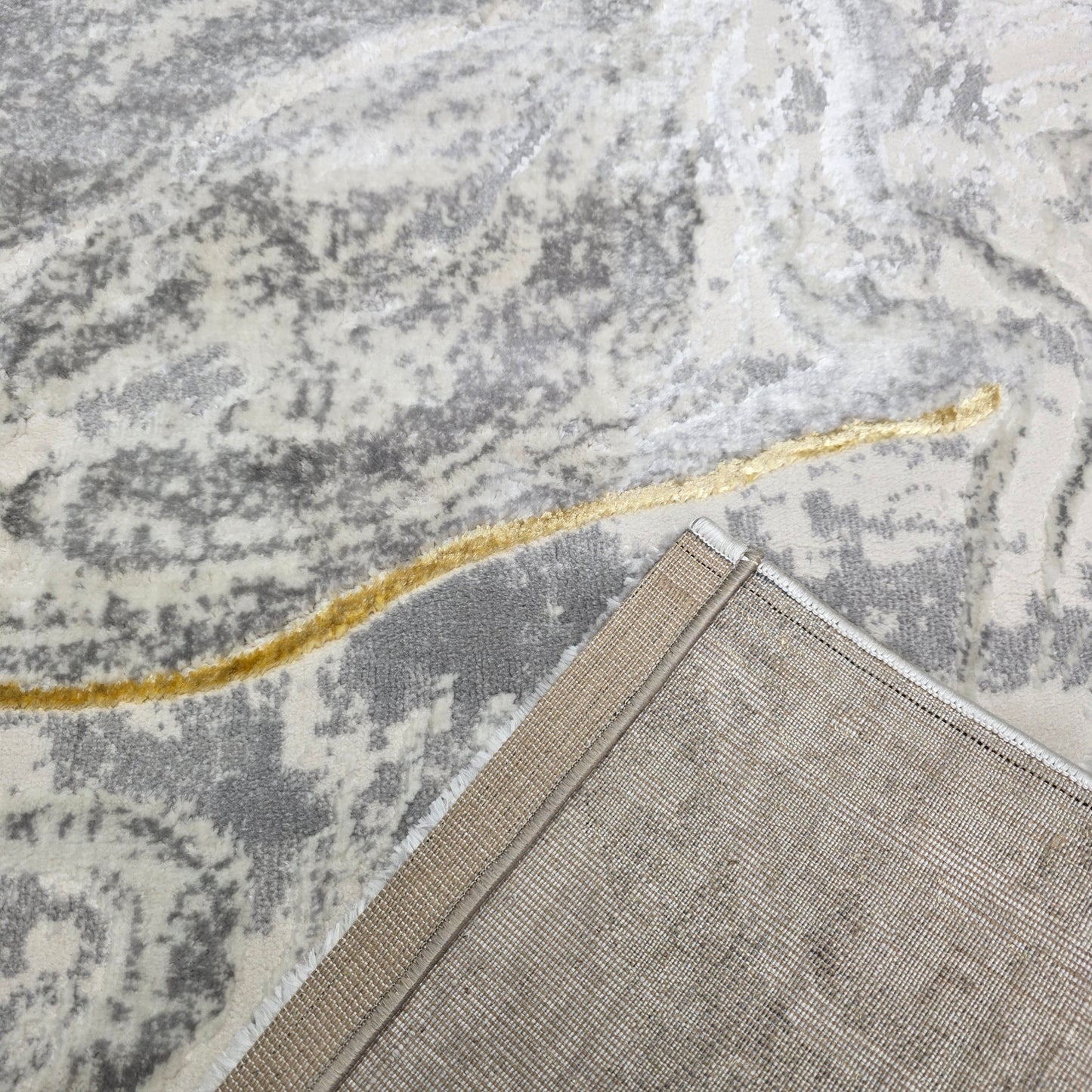 Alfombra Diseño Mármol Gris con Detalles Dorados – Estilo Moderno y Refinado