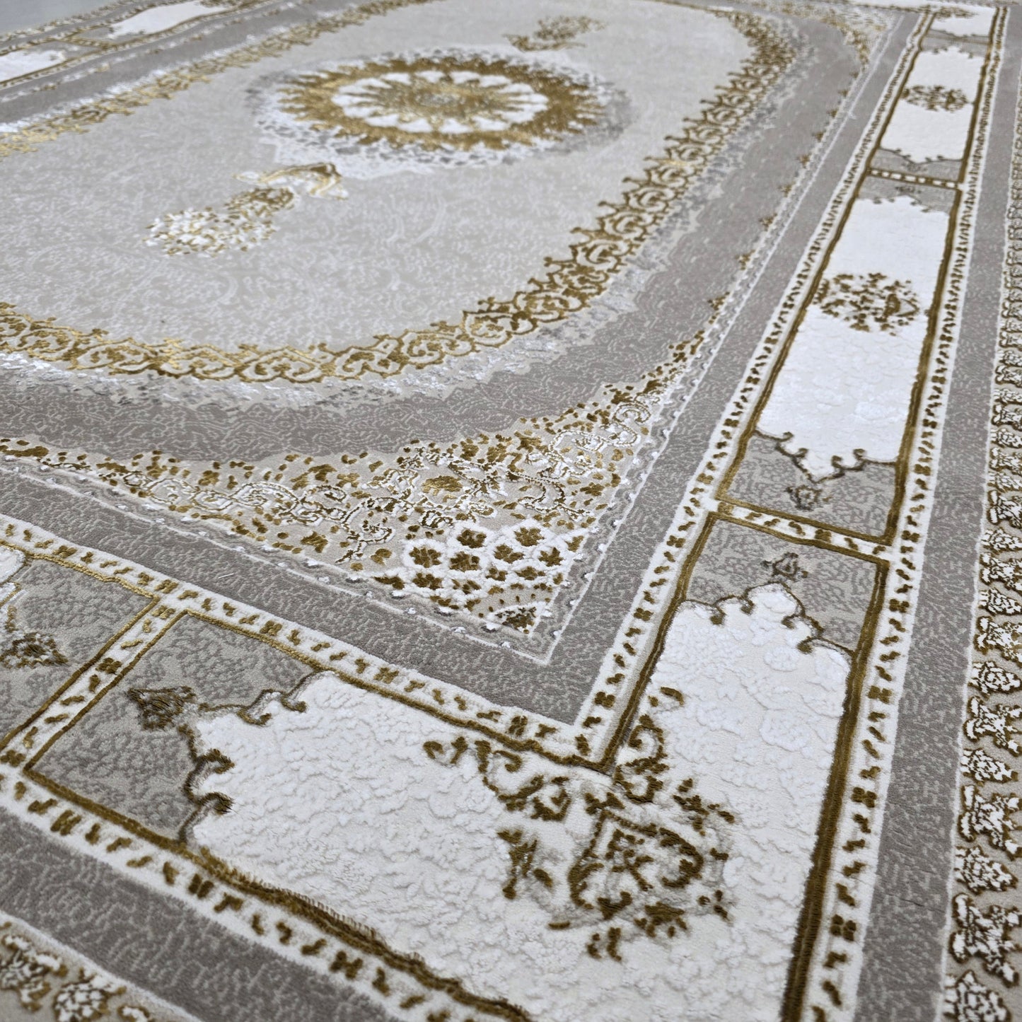 Alfombra NADOR Vizon y Crema con Marco Decorativo y Medallón Central ✨🤎🤍 — Estilo Tradicional Elegante con Profundidad y Contraste