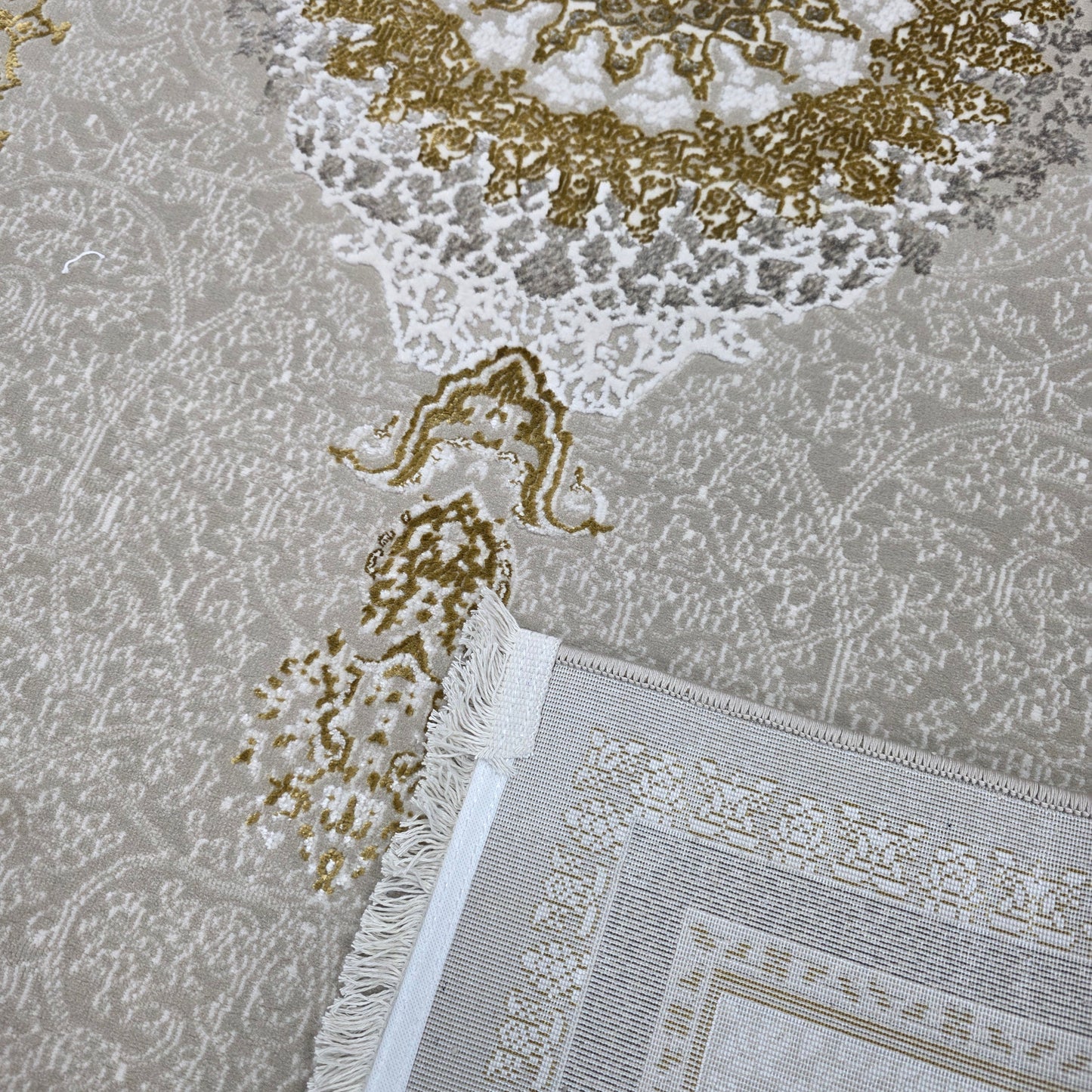 Alfombra NADOR Vizon y Crema con Marco Decorativo y Medallón Central ✨🤎🤍 — Estilo Tradicional Elegante con Profundidad y Contraste