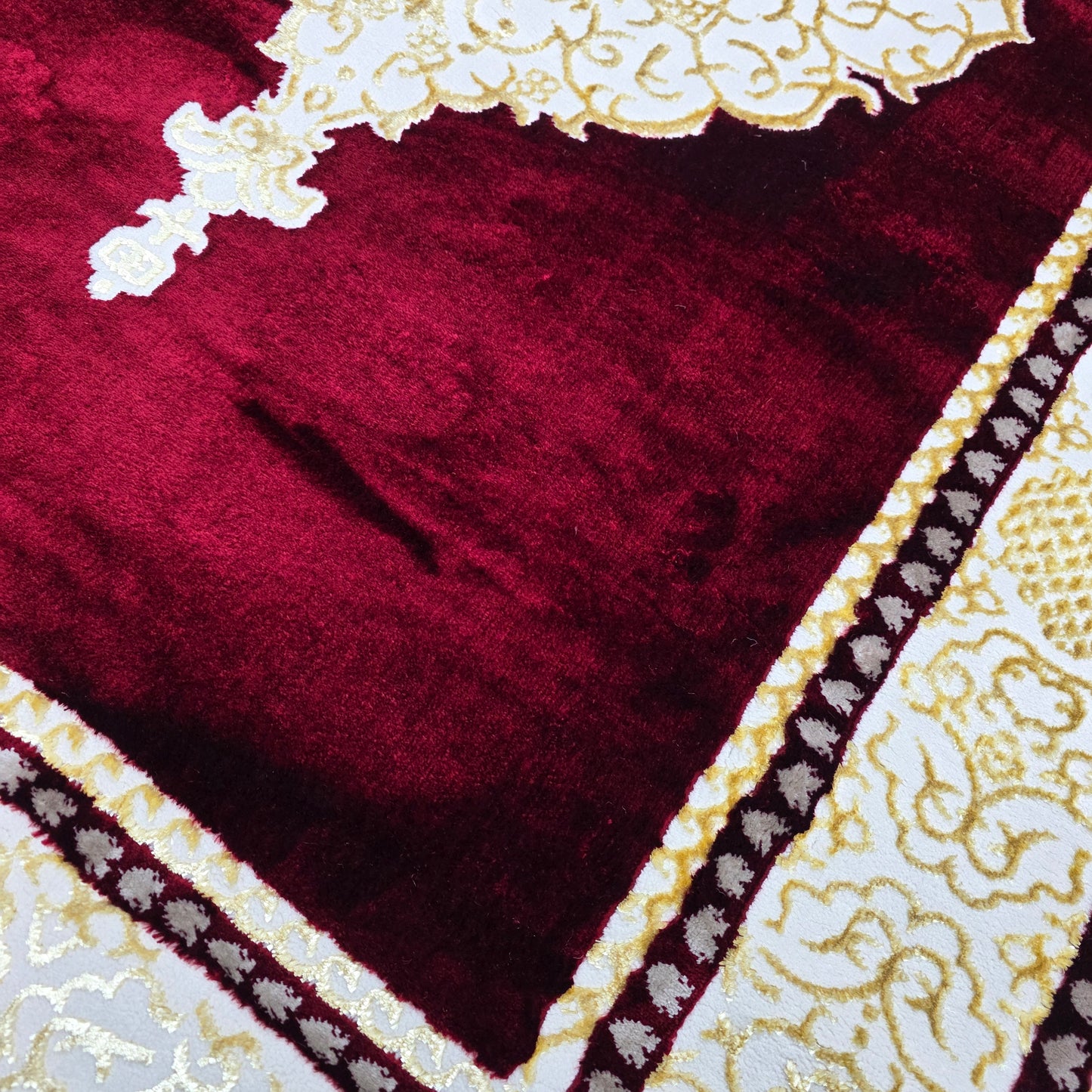 Alfombra Diseño Khanjar Roja con Detalles Dorados – Inspiración Árabe de Lujo