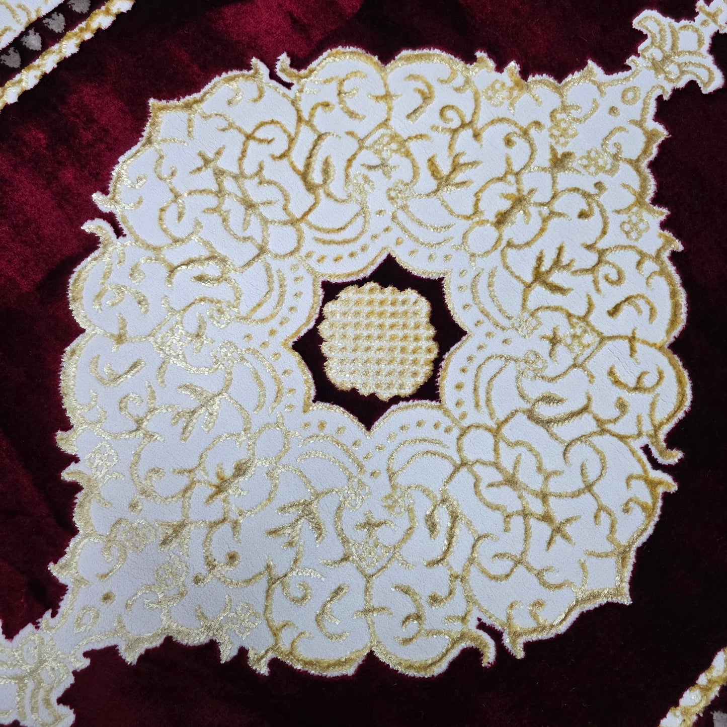 Alfombra Diseño Khanjar Roja con Detalles Dorados – Inspiración Árabe de Lujo