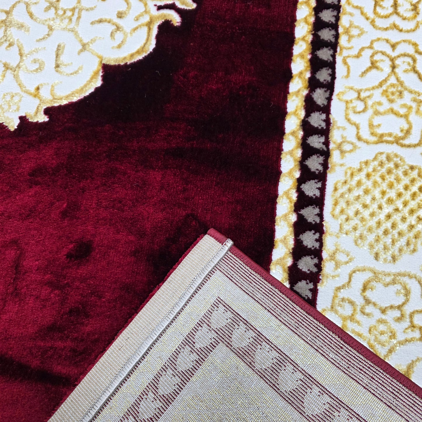 Alfombra Diseño Khanjar Roja con Detalles Dorados – Inspiración Árabe de Lujo