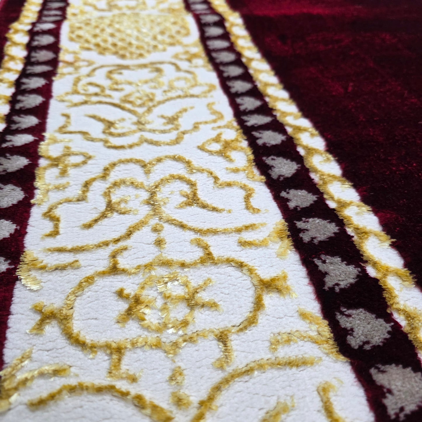 Alfombra Diseño Khanjar Roja con Detalles Dorados – Inspiración Árabe de Lujo