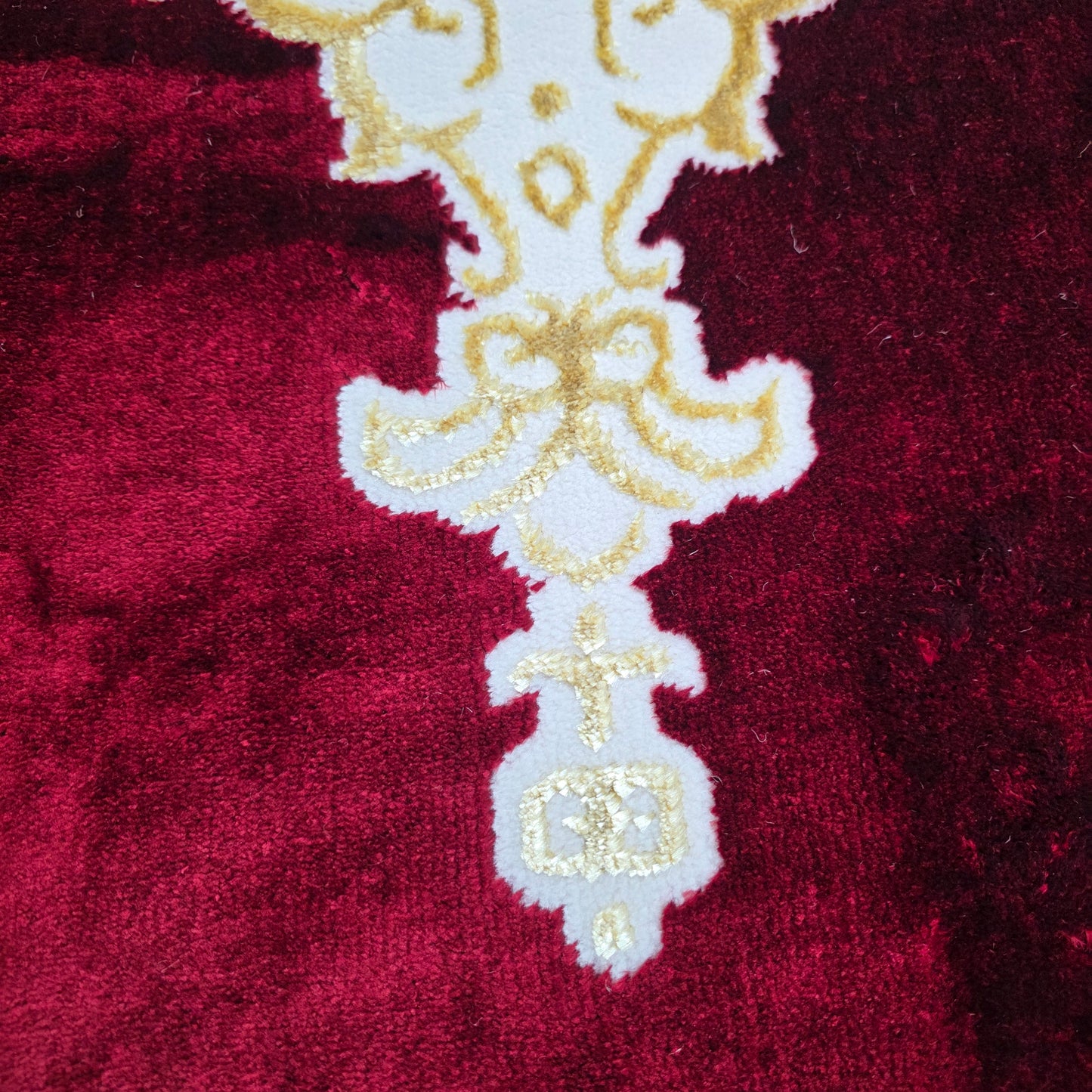 Alfombra Diseño Khanjar Roja con Detalles Dorados – Inspiración Árabe de Lujo