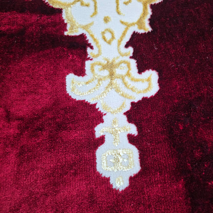 Alfombra Diseño Khanjar Roja con Detalles Dorados – Inspiración Árabe de Lujo