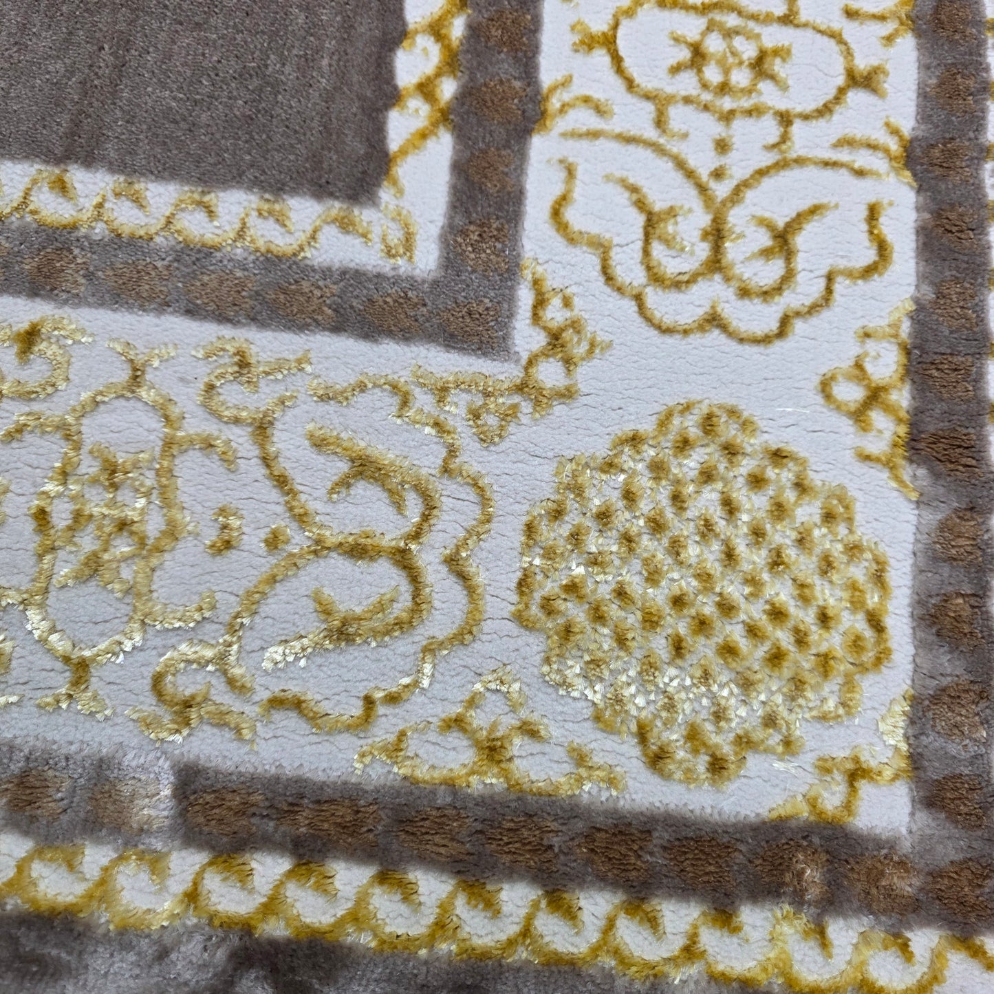 Alfombra Diseño Khanjar Marrón con Detalles Dorados – Elegancia Clásica Árabe