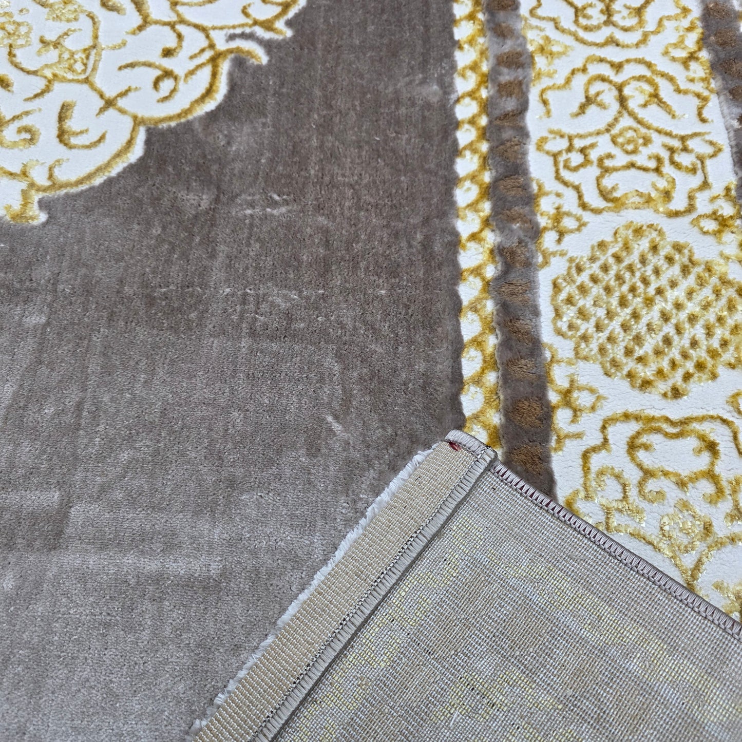 Alfombra Diseño Khanjar Marrón con Detalles Dorados – Elegancia Clásica Árabe