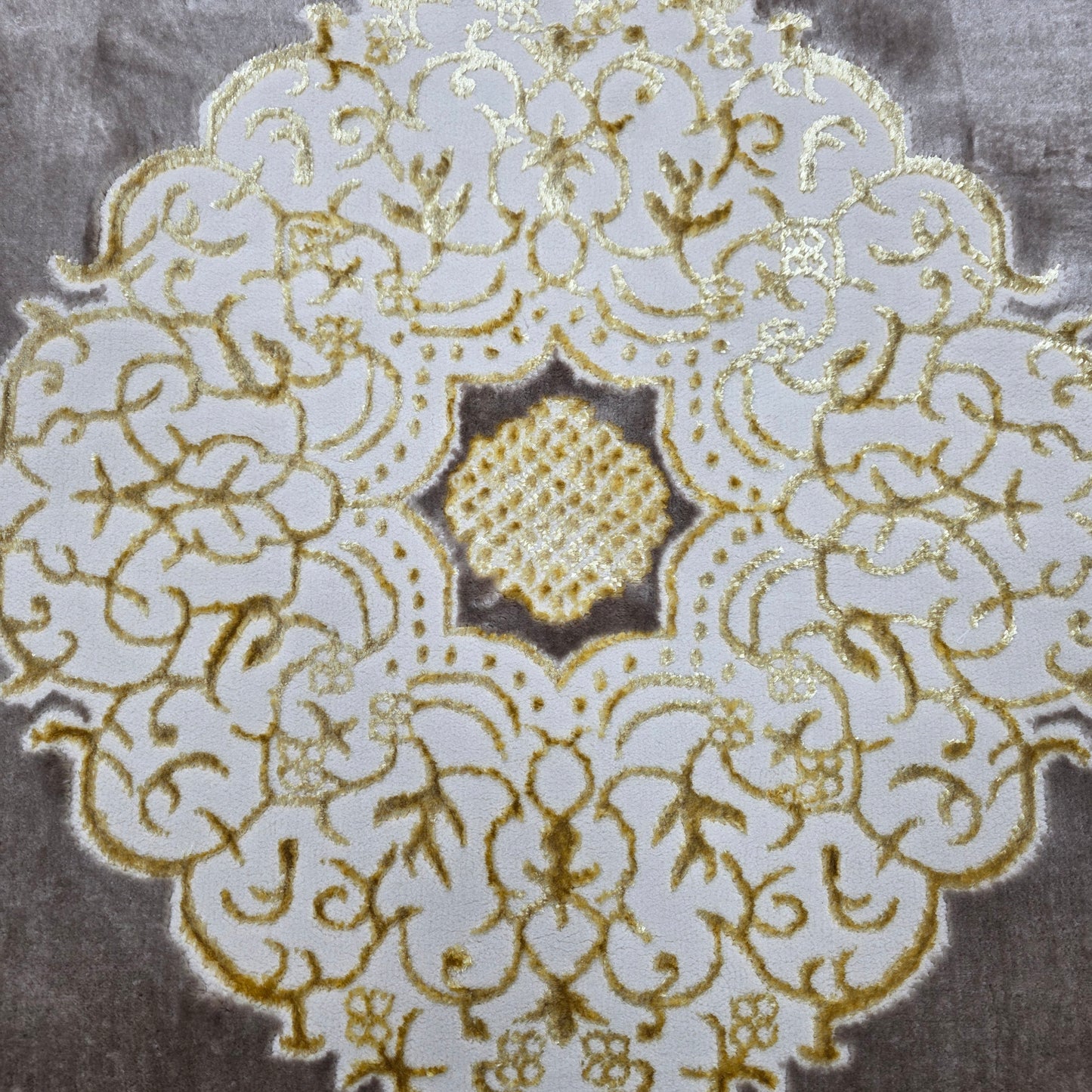 Alfombra Diseño Khanjar Marrón con Detalles Dorados – Elegancia Clásica Árabe