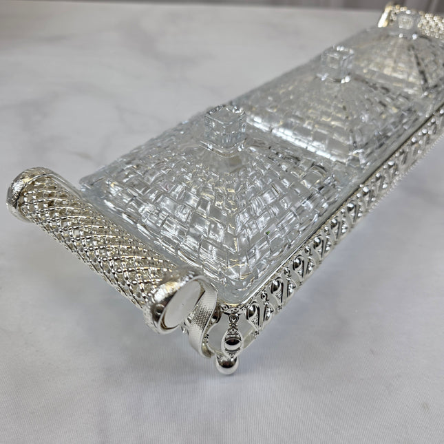 Elegante set de recipientes de cristal con base decorativa en metal plateado