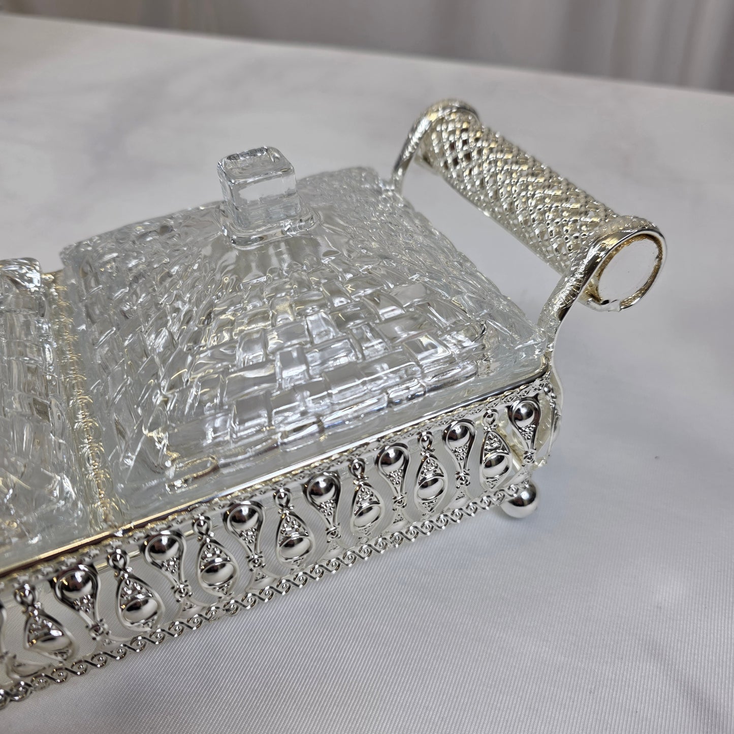 Elegante set de recipientes de cristal con base decorativa en metal plateado