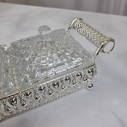 Elegante set de recipientes de cristal con base decorativa en metal plateado