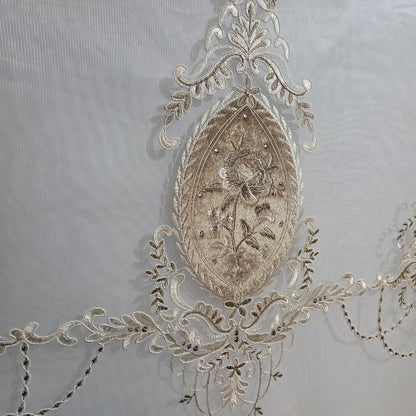 Estor Bordado Elegante de 2 Metros – Diseño Clásico en Tono Beige y Dorado - FLOR DE PIE