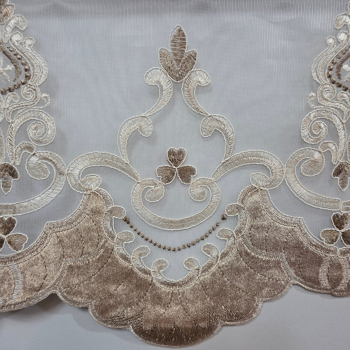 Estor Bordado Elegante de 2 Metros – Diseño Clásico en Tono Beige y Dorado - FLOR DE PIE
