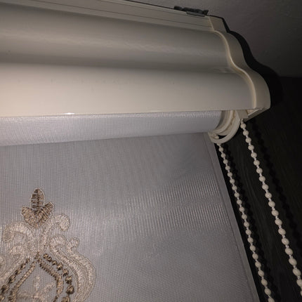 Estor Bordado Elegante de 2 Metros – Diseño Clásico en Tono Beige y Dorado - FLOR DE PIE