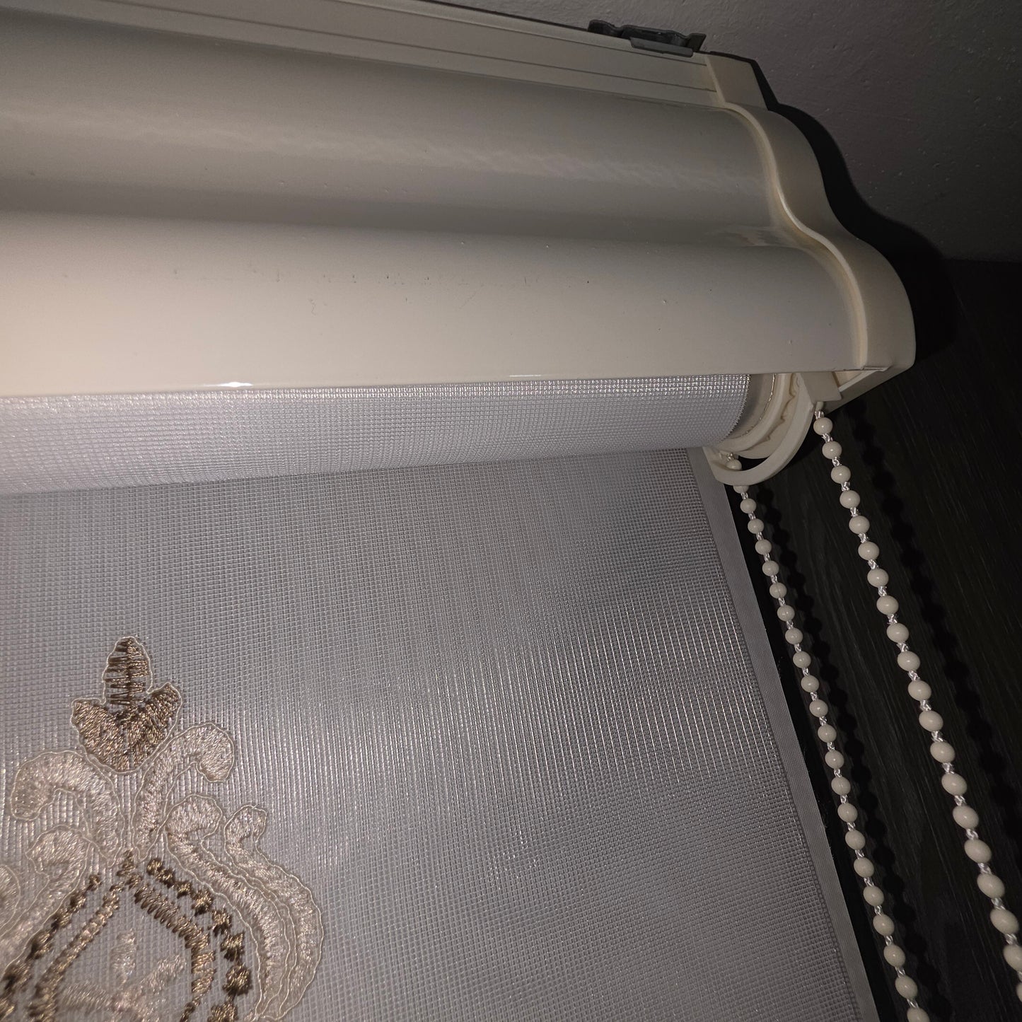 Estor Bordado Elegante de 2 Metros – Diseño Clásico en Tono Beige y Dorado - FLOR DE PIE
