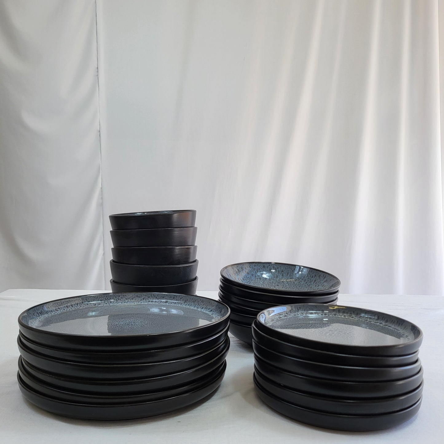 Set de Vajilla Bruma Negra con Interior Gris Jaspeado