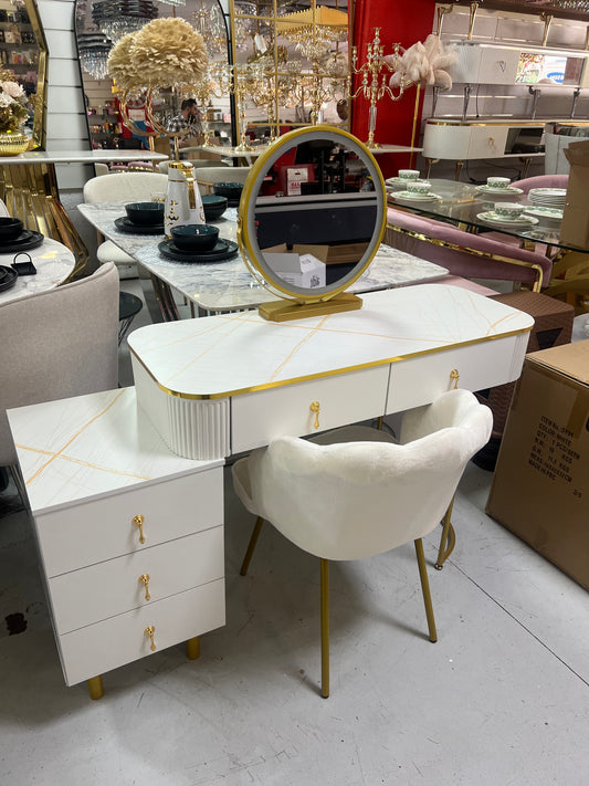 Tocador elegante con silla y espejo led blanco y dorado
