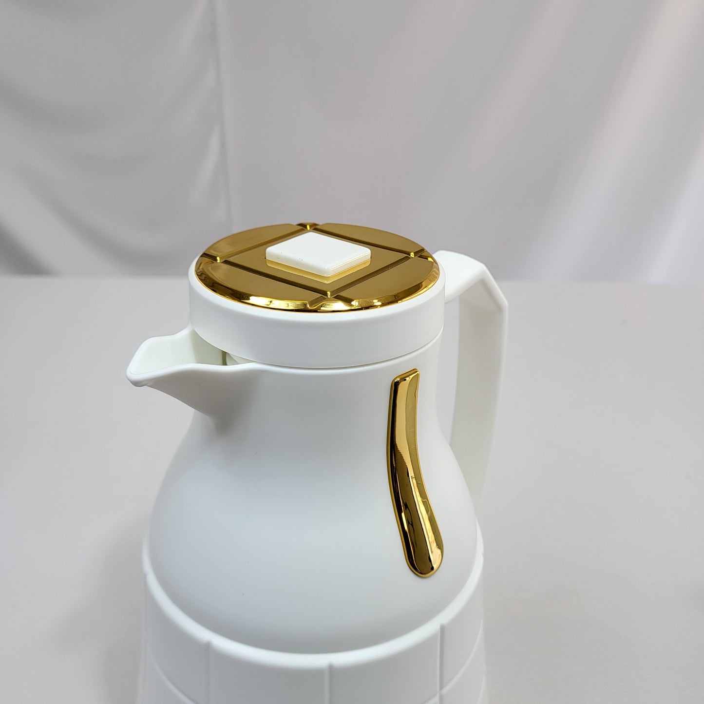 Set de 2 Termos Nara 1L + 0,6L con Diseño Cuadrado y Detalles Dorados - COLOR BLANCO
