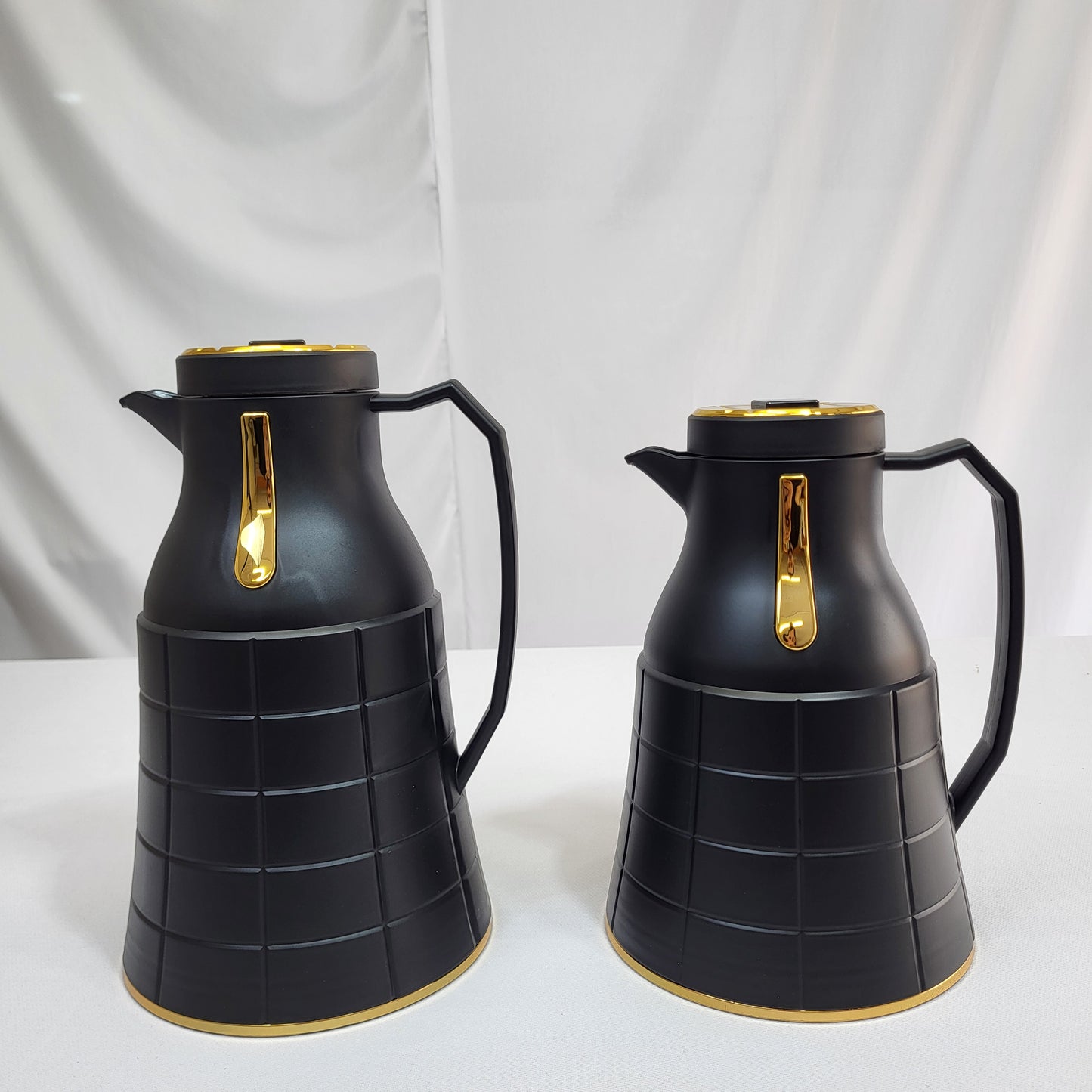 Set de 2 Termos Nara 1L + 0,6L con Diseño Cuadrado y Detalles Dorados - COLOR BLACK