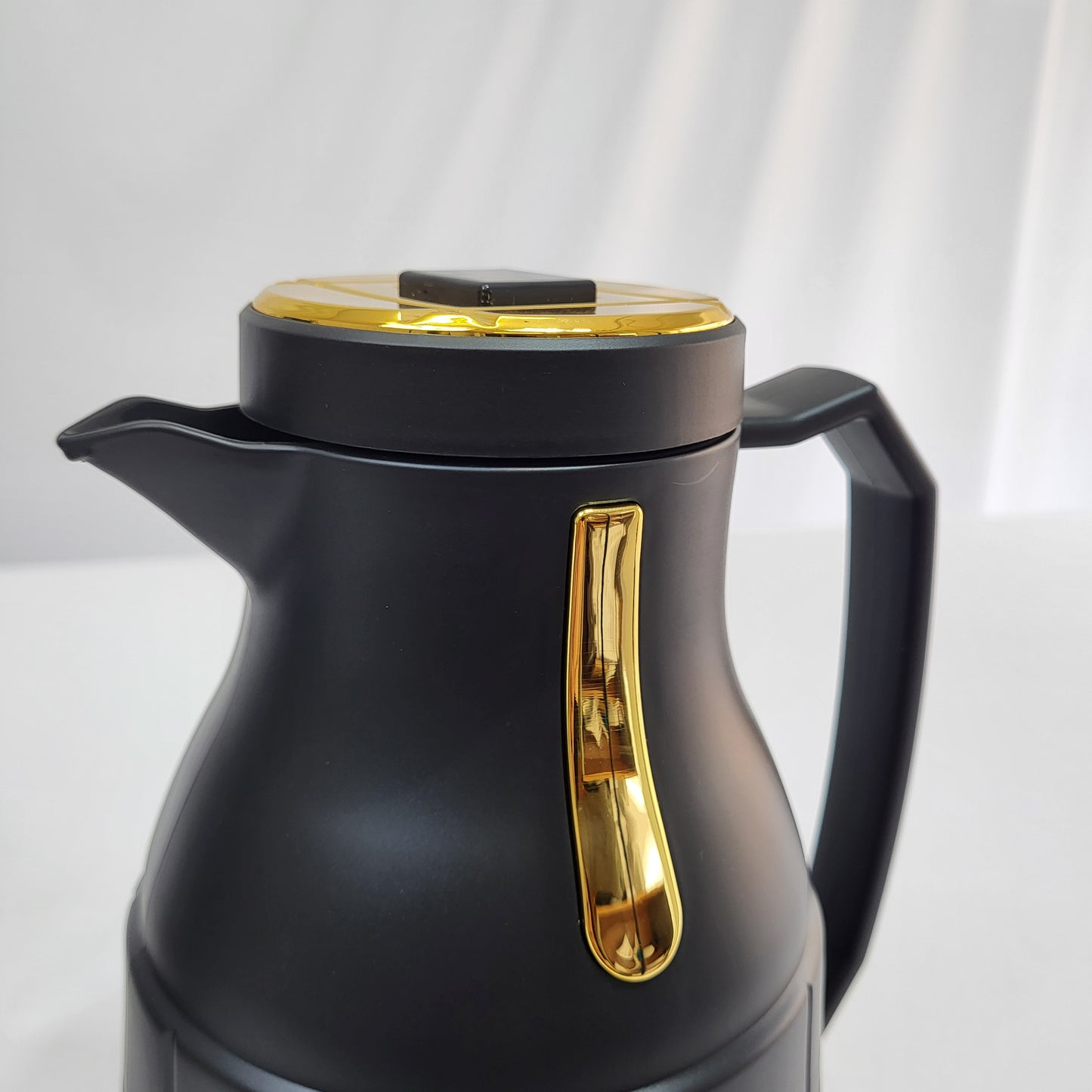 Set de 2 Termos Nara 1L + 0,6L con Diseño Cuadrado y Detalles Dorados - COLOR BLACK