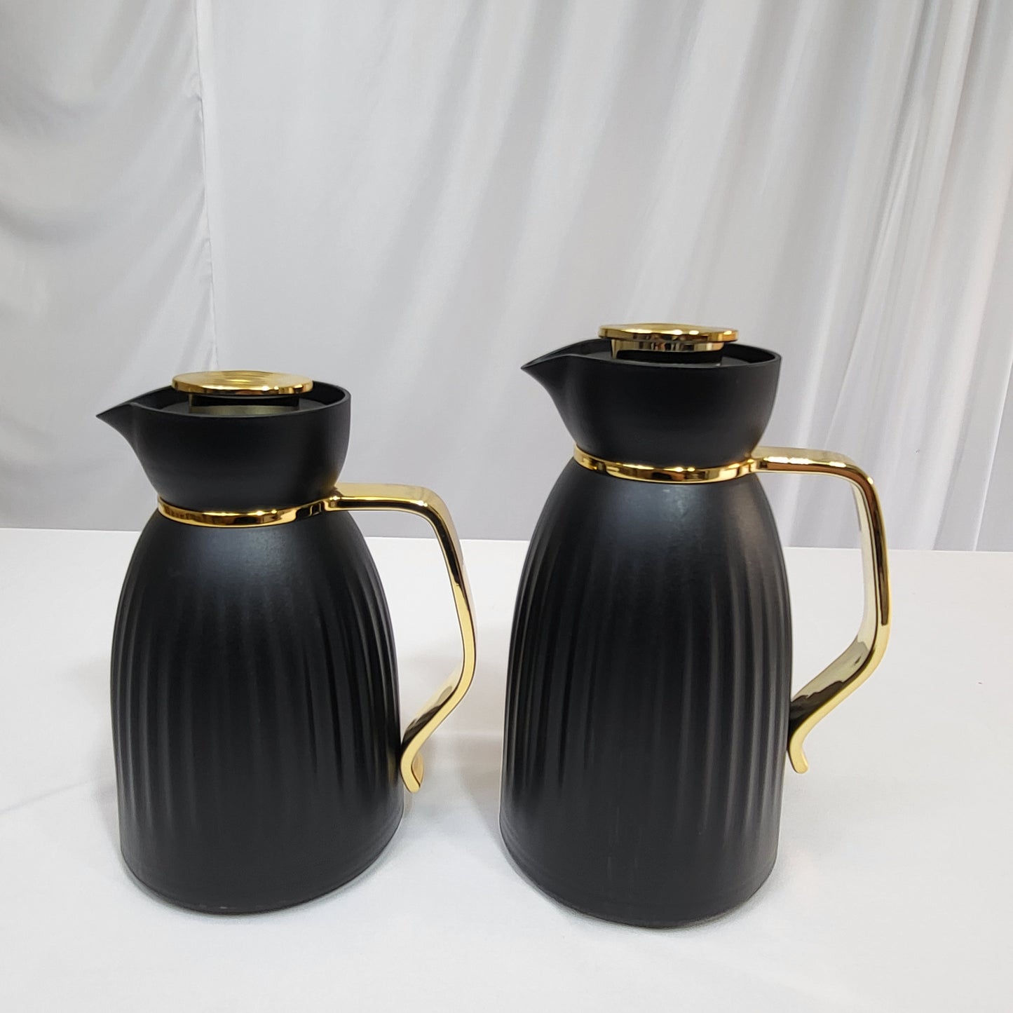 Set de 2 Termos Amina 1L + 0,6L con Asa Dorada - COLOR NEGRO