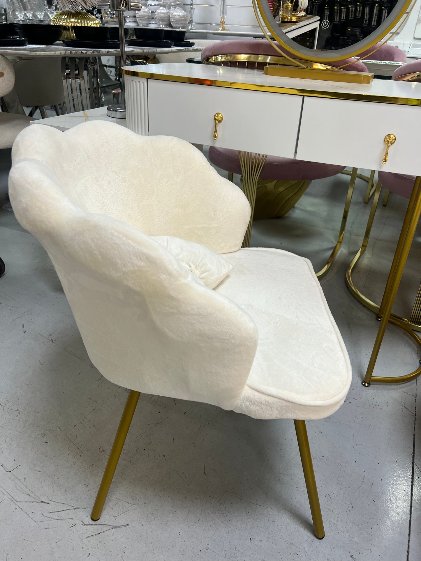 Tocador elegante con silla y espejo led blanco y dorado
