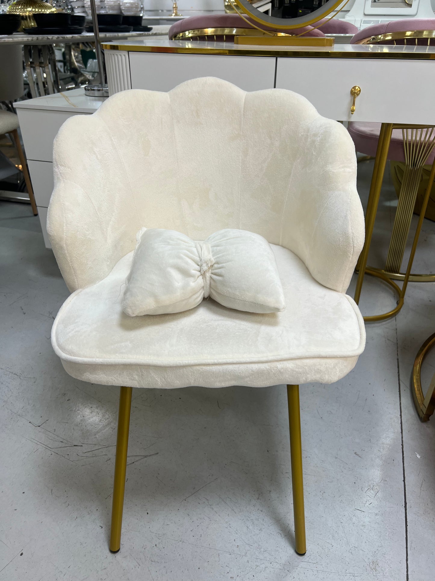 Tocador elegante con silla y espejo led blanco y dorado