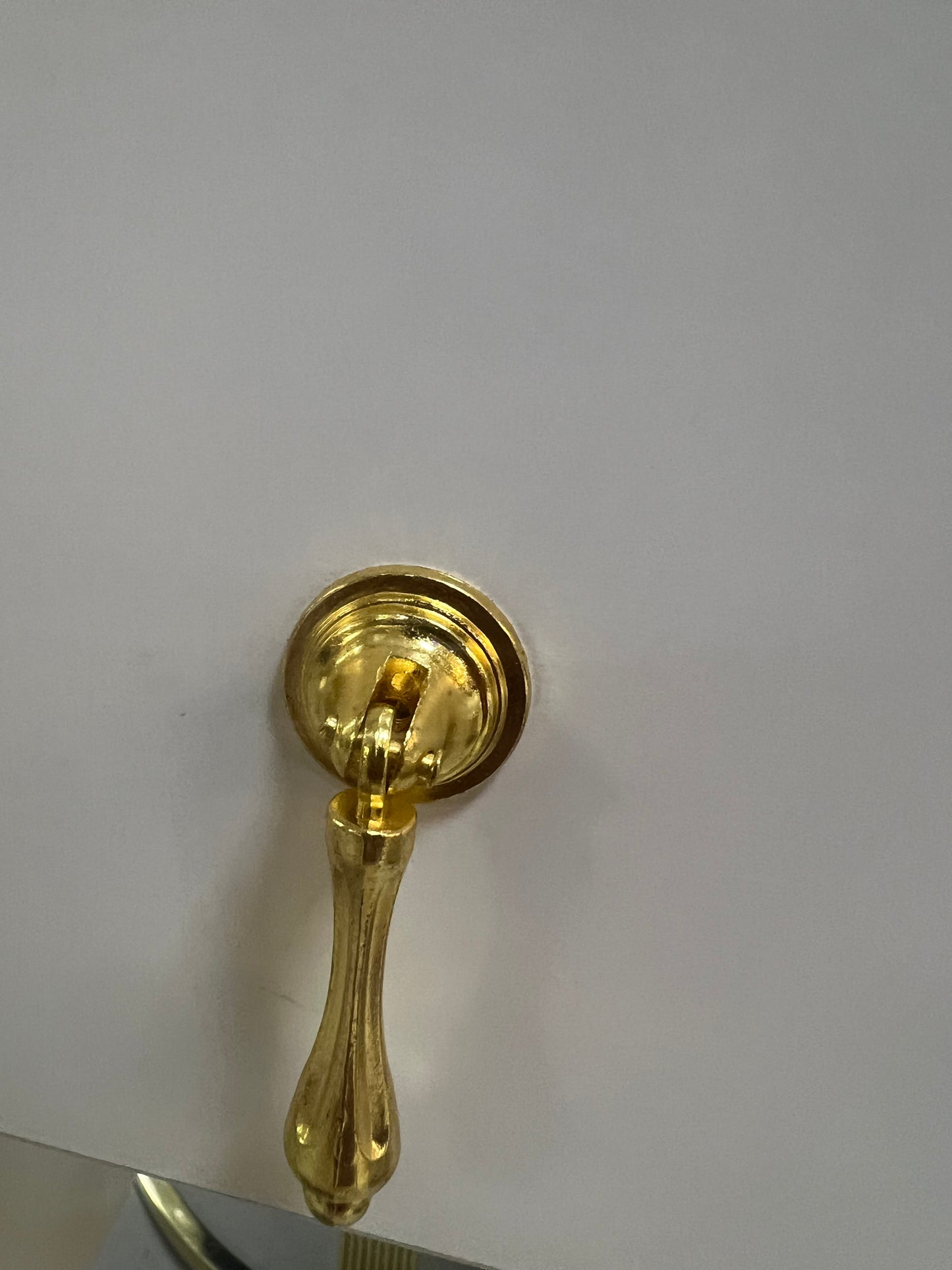 Tocador elegante con silla y espejo led blanco y dorado
