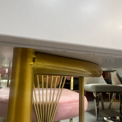 Tocador elegante con silla y espejo led blanco y dorado