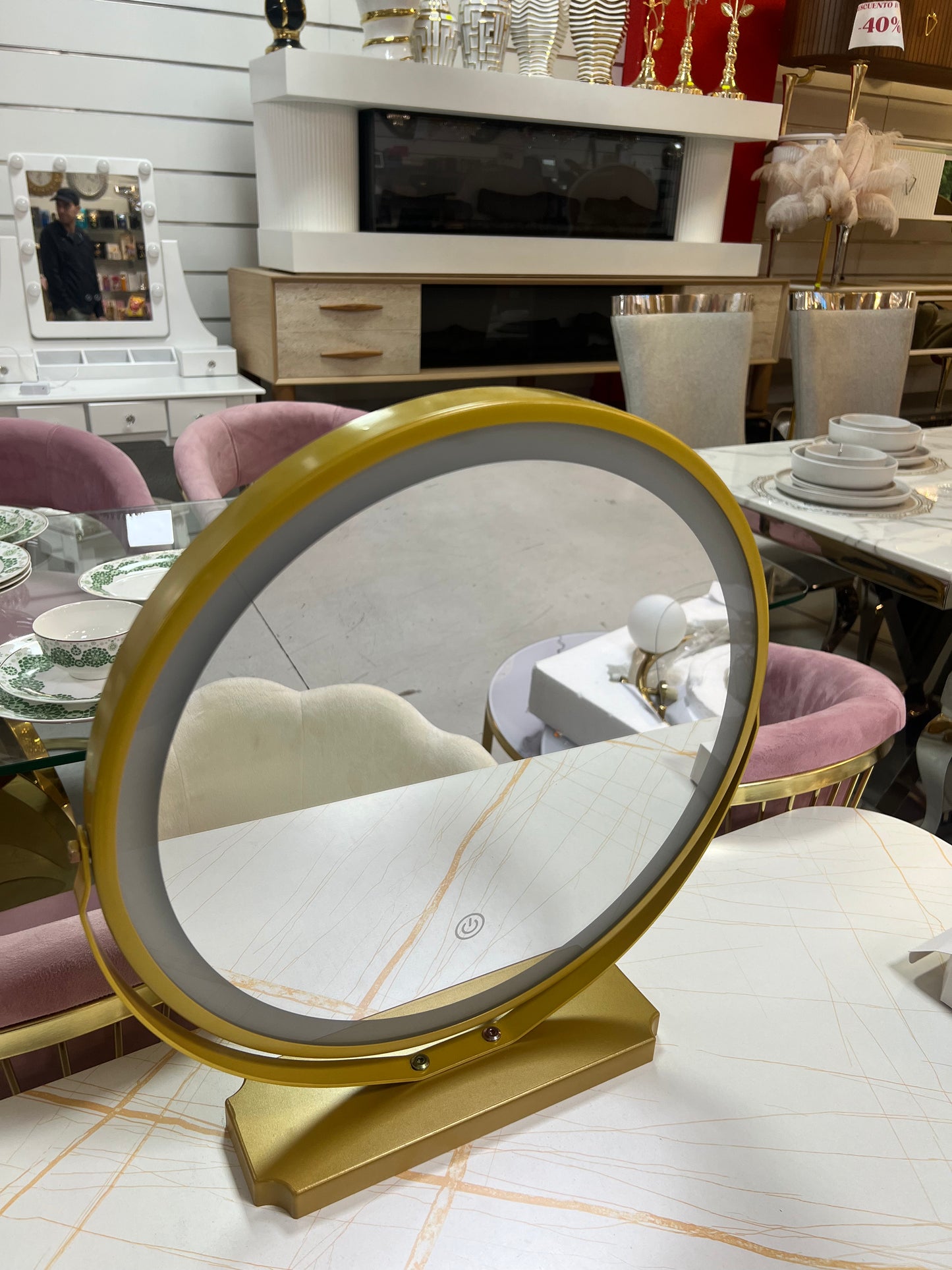 Tocador elegante con silla y espejo led blanco y dorado