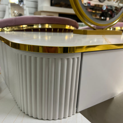 Tocador elegante con silla y espejo led blanco y dorado
