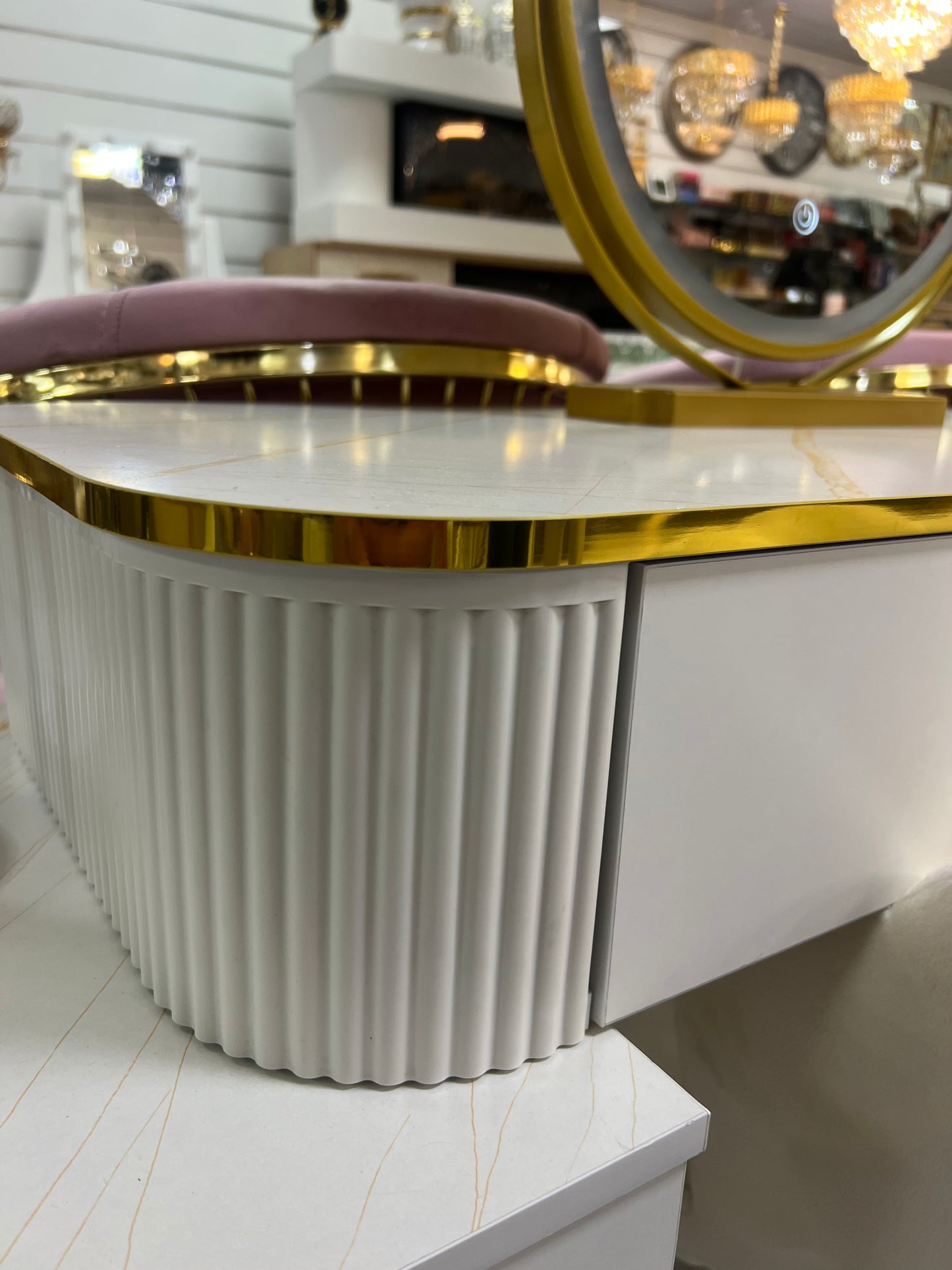 Tocador elegante con silla y espejo led blanco y dorado
