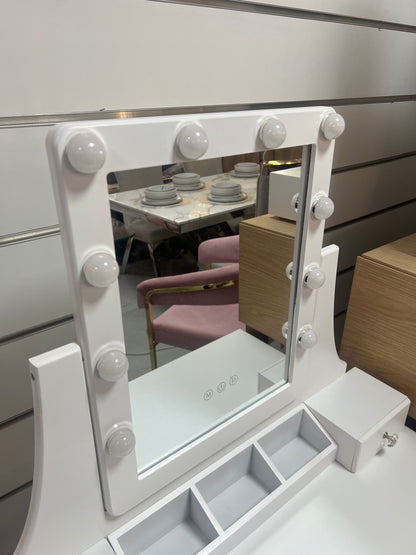 Tocador elegante blanco con taburete espejo led